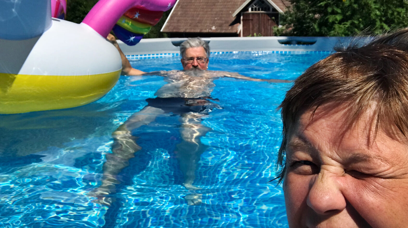 Klibbig tillvaro, myggbett och till slut lite bad