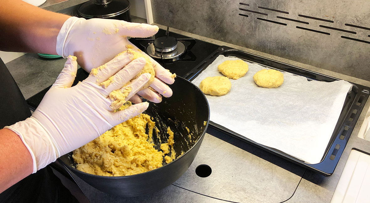 baka glutenfria frallor med plasthandskar